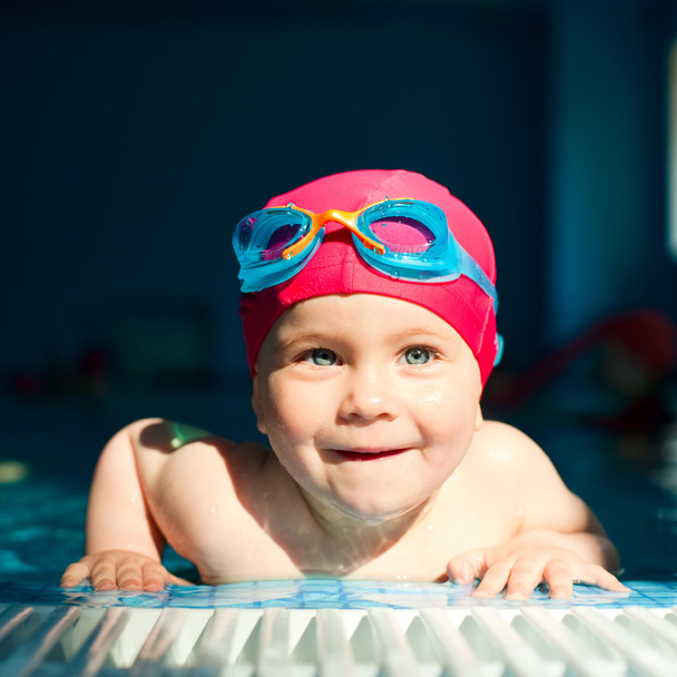 Enfant dans une piscine
 - Photo, image