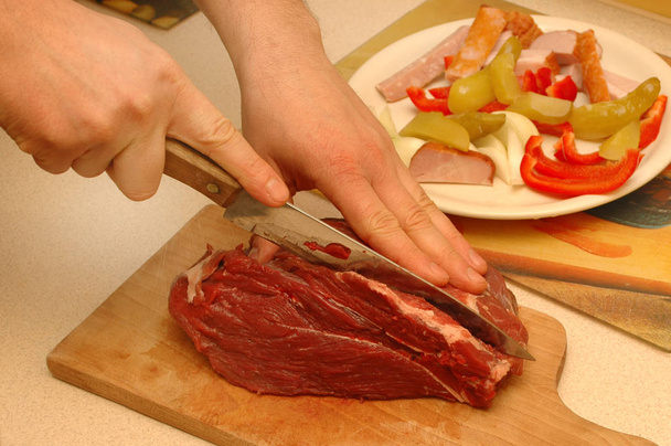Snijden van het vlees - Foto, afbeelding