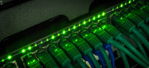 Cremalheira de servidor com cabos de cabo de patch de internet verde
 - Foto, Imagem