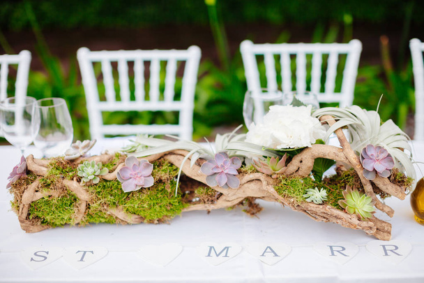cobertura de mesa de casamento com decoração de flores
 - Foto, Imagem