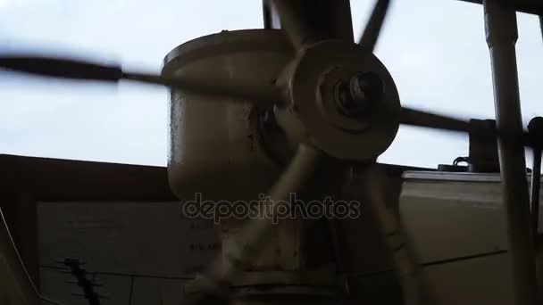 Close-up de um volante a volta longa, barco
 - Filmagem, Vídeo
