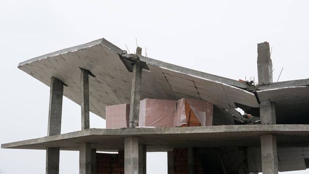 Η κατάρρευση της οροφής του κτιρίου όταν άδικο - Φωτογραφία, εικόνα