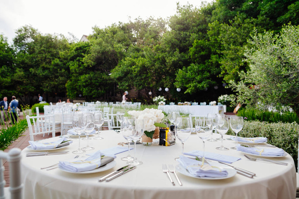 освещение свадебного стола с украшением цветов
 - Фото, изображение