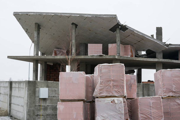 Vuelo con los bloques de construcción están en una casa en ruinas
 - Foto, imagen