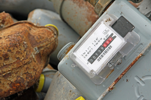 купа застарілих іржавих лічильників для вимірювання газу
 - Фото, зображення
