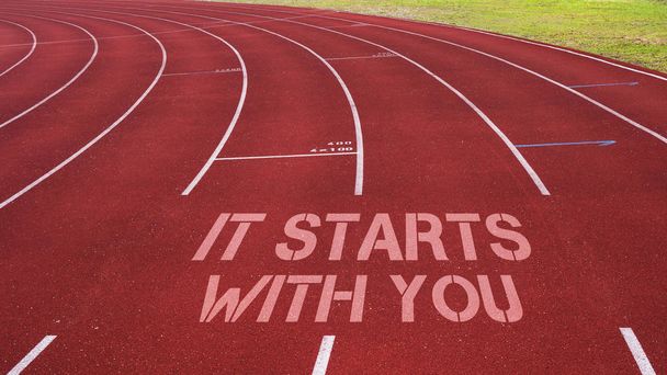 Cita motivacional escrita en pista de atletismo: Empieza contigo
 - Foto, imagen