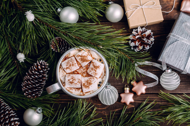 Marshmallow καφέ στο φόντο χριστουγεννιάτικο - Φωτογραφία, εικόνα