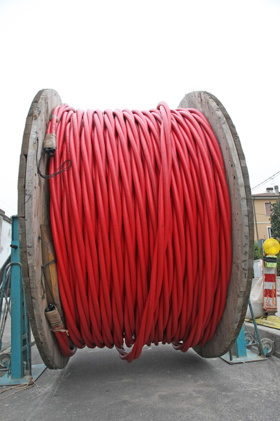 bobinas com corda vermelha enrolada pronta para ser colocada no subsolo
 - Foto, Imagem
