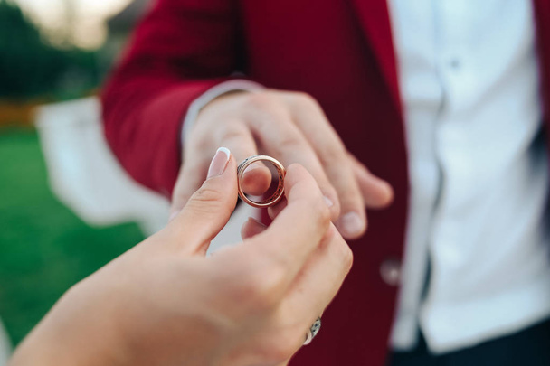   Wedding rings on hands - Foto, imagen