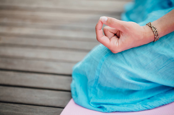 Woman meditating in the lotus position closeup. Hands close-up. - Foto, imagen