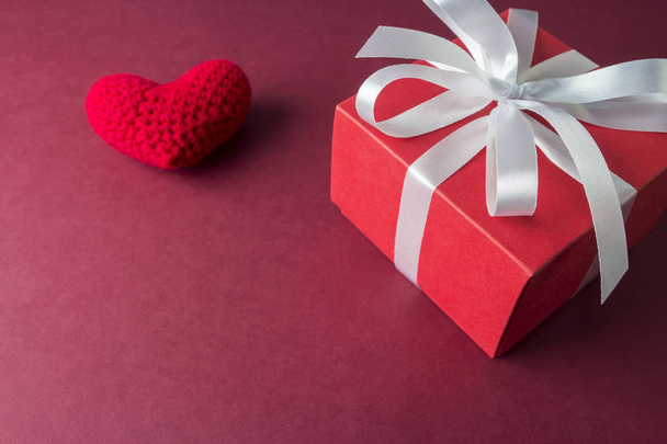 Red gift box and heart on paper background - Foto, Imagen
