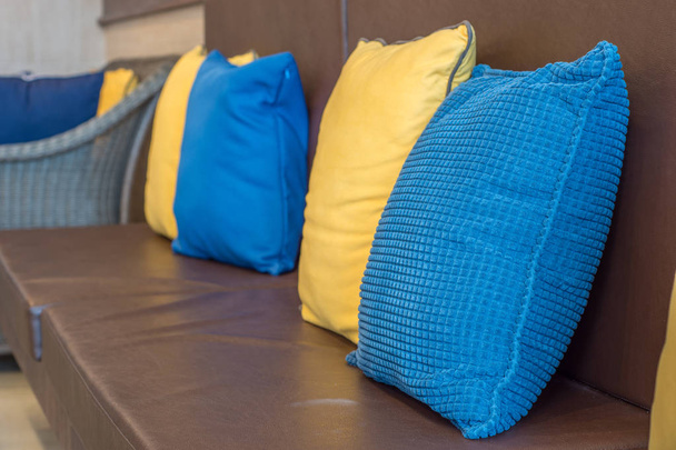 Kleurrijke kussens op lederen sofa woonkamer - Foto, afbeelding