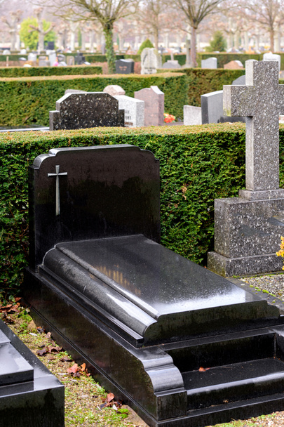 Grabsteine aus schwarzem Marmor auf französischem Friedhof  - Foto, Bild