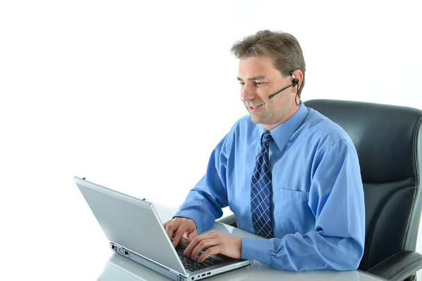 Άνθρωπος των επιχειρήσεων σχετικά με το τηλέφωνο ή ο πελάτης αντιπρόσωπο εξυπηρέτησης - Φωτογραφία, εικόνα