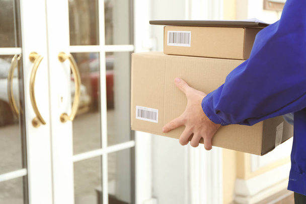 Courier with parcels on doorstep - Foto, Imagem
