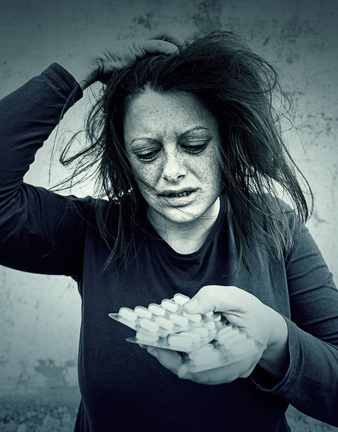 Depresiva chica con pastillas
 - Foto, imagen