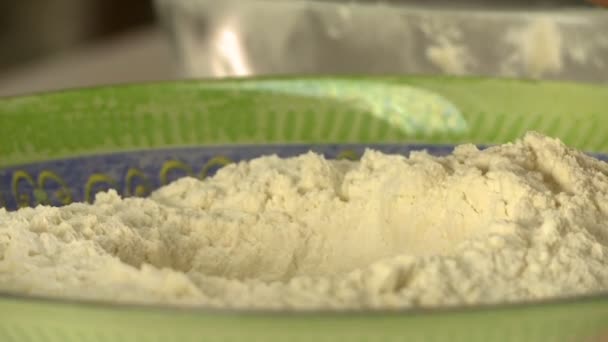 Man mixing ingredients for dough: sugar with flour - Imágenes, Vídeo