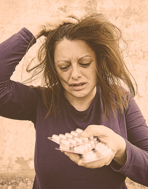 Ragazza depressiva con pillole
 - Foto, immagini