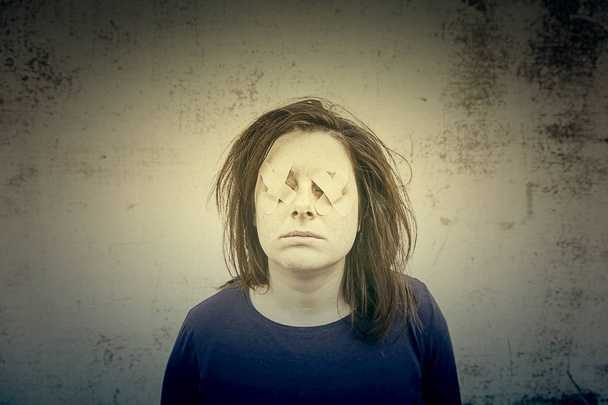 Mujer ojos cubiertos
 - Foto, imagen