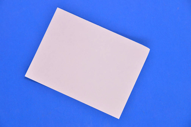 Blatt Papier isoliert auf blau - Foto, Bild
