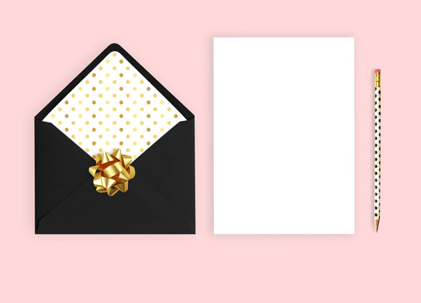 Svatební Pozvánka maketa. Růžový pozadí, plochý lay, obálka s kartou - Fotografie, Obrázek