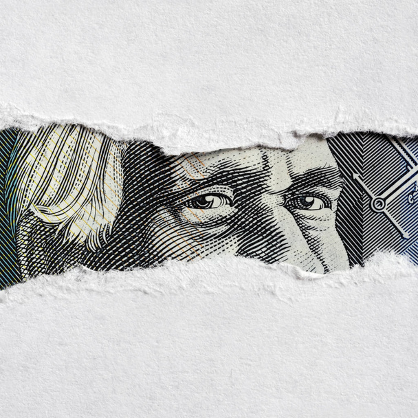 Cara de dinero australiano a través de papel roto
 - Foto, Imagen