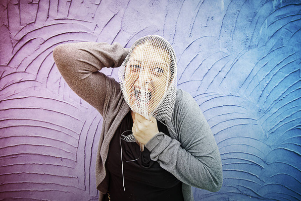 Vrouw gevangen mesh - Foto, afbeelding