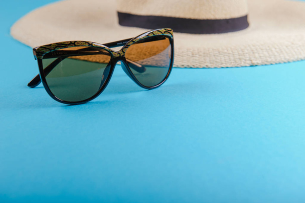 Strohhut und Sonnenbrille - Foto, Bild