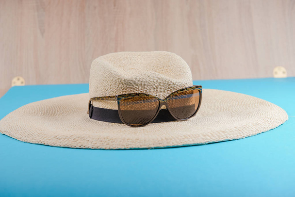 Солом'яний капелюх і сонцезахисні окуляри
 - Фото, зображення