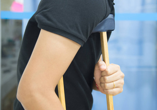 Man on crutches - Foto, afbeelding
