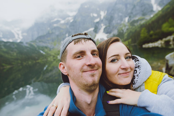Happpy couple taking selfie withe lake background - Foto, afbeelding