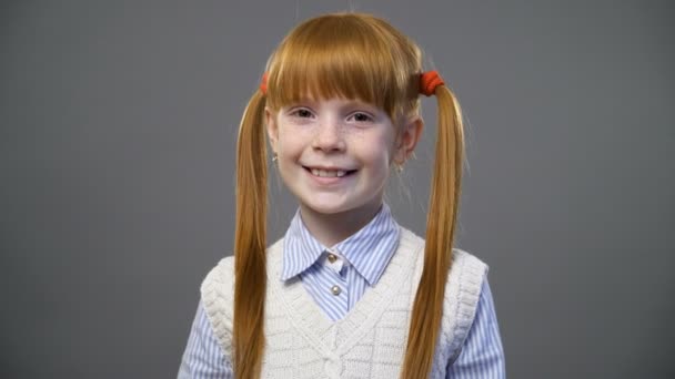 Gyönyörű vörös hajú lány, két Pigtailek - Felvétel, videó