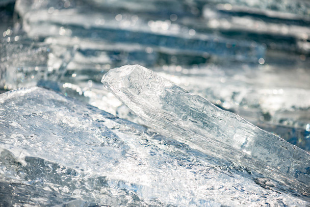 Texture della superficie di ghiaccio, ghiaccio incrinato galleggiante sull'acqua blu, paesaggio invernale stagionale
. - Foto, immagini