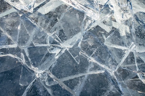 Tekstura lodu powierzchni, pęknięty lodu unoszące się na błękitną wodą, czynny w sezonie zimowy krajobraz. - Zdjęcie, obraz