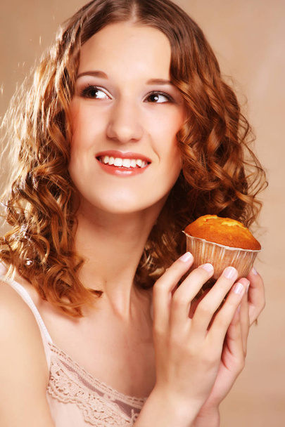 young beauty girl with cake - Zdjęcie, obraz