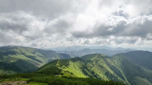 Mooie witte wolken in de lucht vliegen over groene landschap in de bergen time-lapse - Video