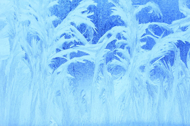 Frostmuster auf einer Fensterscheibe - Foto, Bild