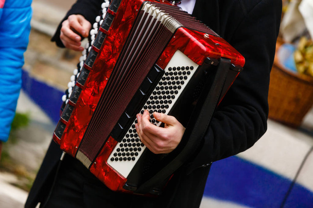 De spelen van de accordeon speler muzikant - Foto, afbeelding