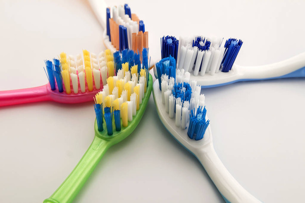 Πολύχρωμο οδοντόβουρτσες σε λευκό φόντο με αντίγραφο χώρου. Μακροεντολή - Φωτογραφία, εικόνα