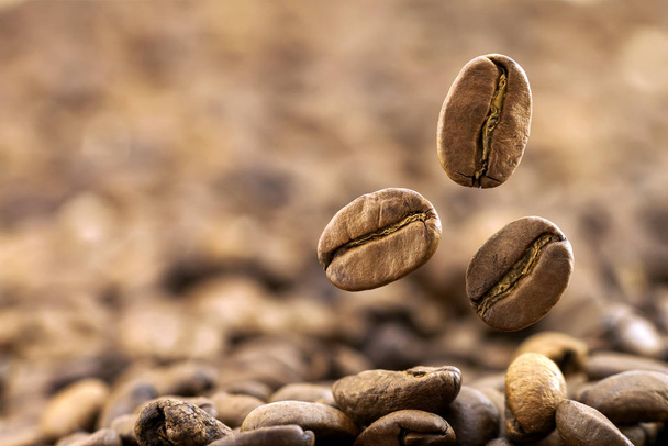 Полет свежих кофейных зерен в качестве фона с копировальным пространством. Коффе
 - Фото, изображение