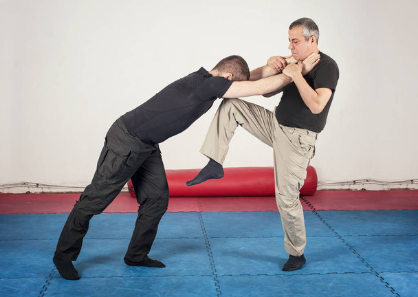 Street fighting self defense technique against holds and grabs - Fotoğraf, Görsel