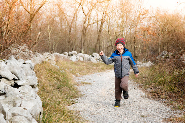 Mutlu çocuk runing - Fotoğraf, Görsel