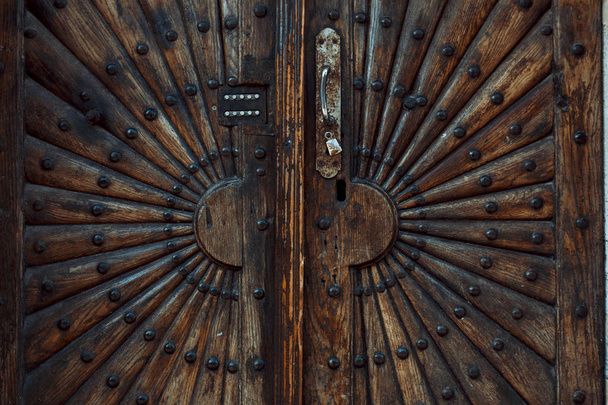 Puerta de madera tallada con un patrón
 - Foto, imagen