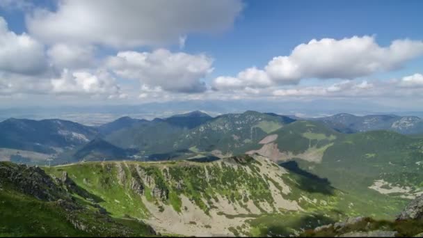 Mooie witte wolken en luchten vliegen over groene bergen landschap time-lapse - Video