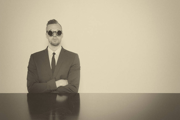 Businessman sitting at office desk - Foto, Imagen