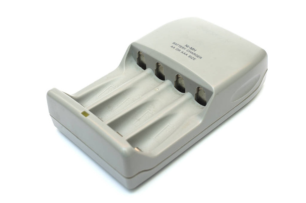 Батарея AA і Aaa зарядний пристрій, ізольовані на білому - Фото, зображення