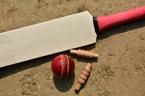 Cricket bat, ball and bails - Foto, Imagen