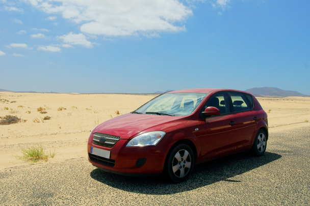 rode auto in woestijn - Foto, afbeelding