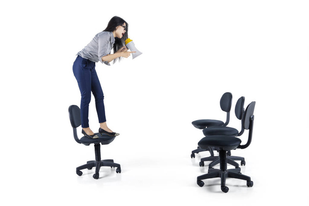 Жіночий менеджер з мегафоном і порожніми стільцями
 - Фото, зображення