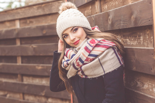 Chica bonita está usando ropa de invierno caliente
 - Foto, Imagen